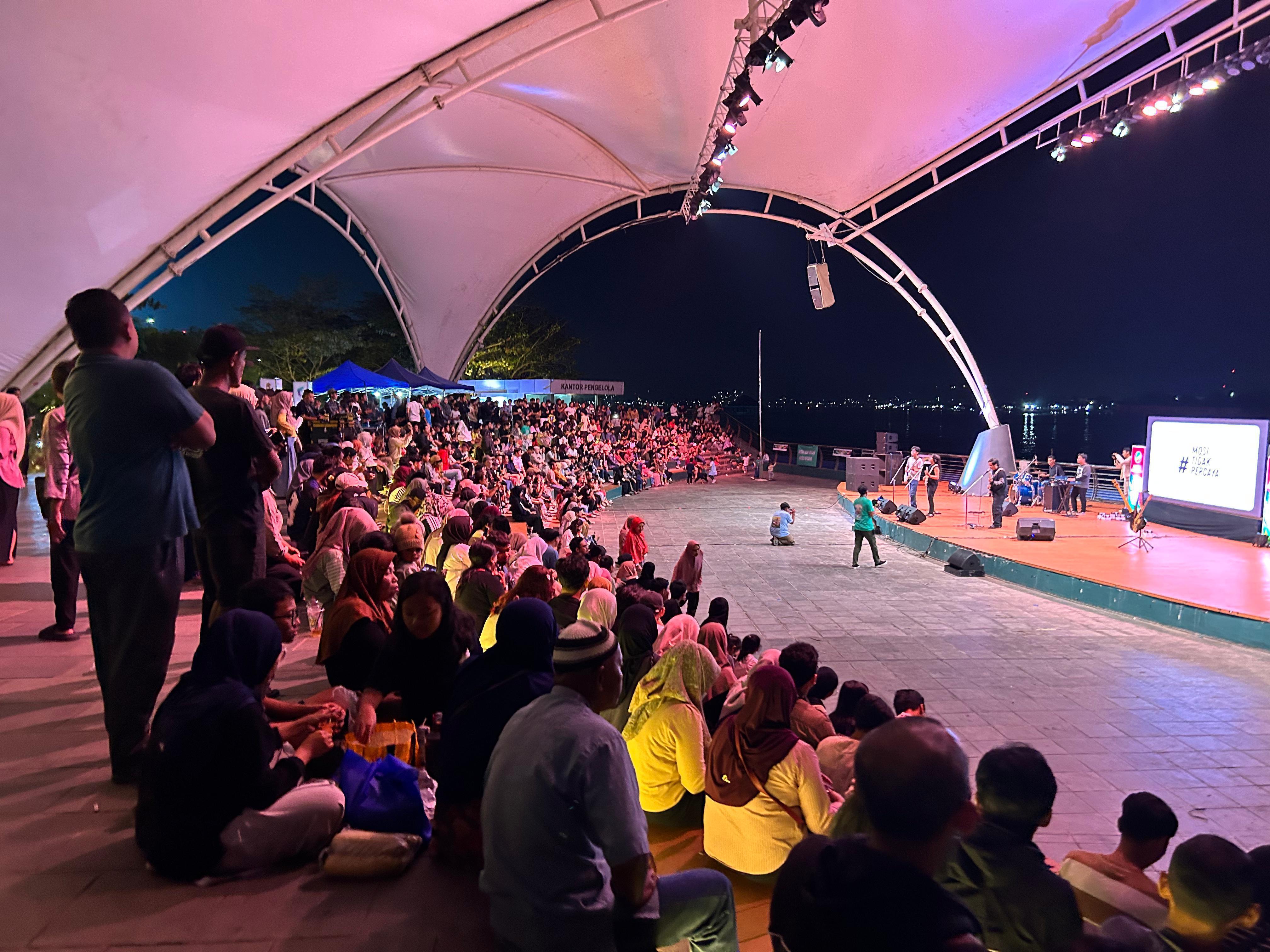 Ratusan pasang mata tertuju pada panggung utama Festival Aura Mahakam. Melalui pemutaran film dokumenter dan diskusi publik, festival ini berupaya membangun kesadaran kolektif mengenai kondisi kritis sungai terbesar di Kalimantan Timur tersebut.